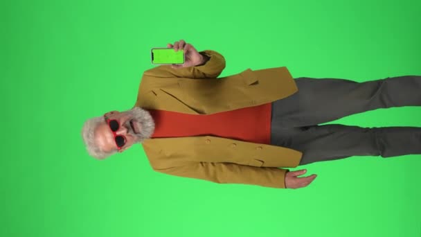 Yaratıcı Yaşlılar Konsepti Şık Ceketli Gözlüklü Yaşlı Hippi Adamın Portresi — Stok video