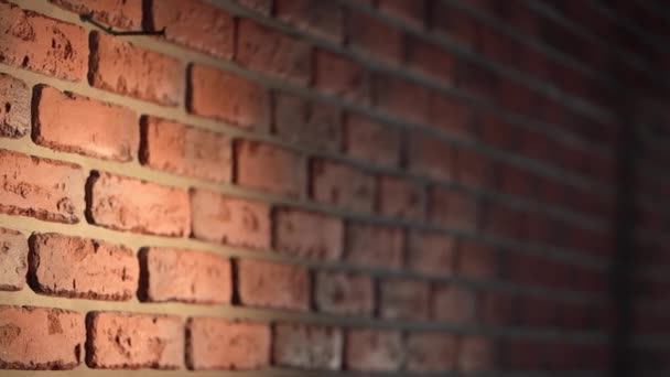 Výstřel Ukazuje Zblízka Podkrovní Cihlovou Zeď Hřebíkem Muž Pak Zavěsí — Stock video