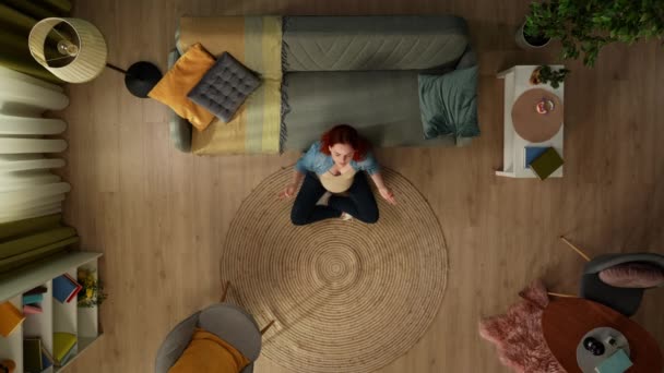 Знімку Вище Вагітна Жінка Сидить Підлозі Кімнаті Вона Вражає Живіт — стокове відео