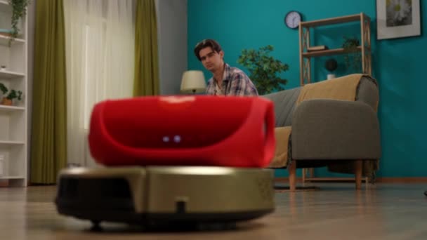 Casa Inteligente Tecnología Moderna Concepto Publicidad Creativa Hombre Sentado Sofá — Vídeos de Stock