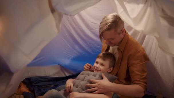 Seorang Anak Tergeletak Pelukan Ayahnya Tenda Yang Didirikan Ruang Tamu — Stok Video
