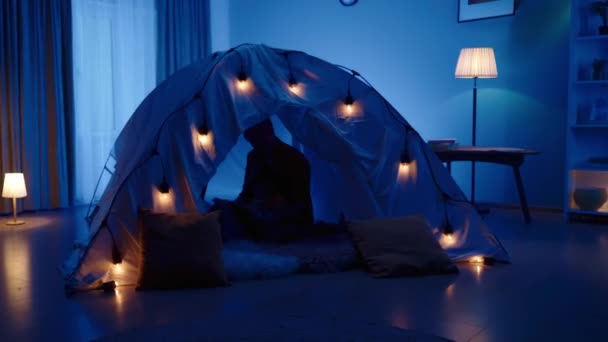 Aile Tatili Kavramı Karanlık Bir Oturma Odasında Çadırda Kitap Okuyan — Stok video