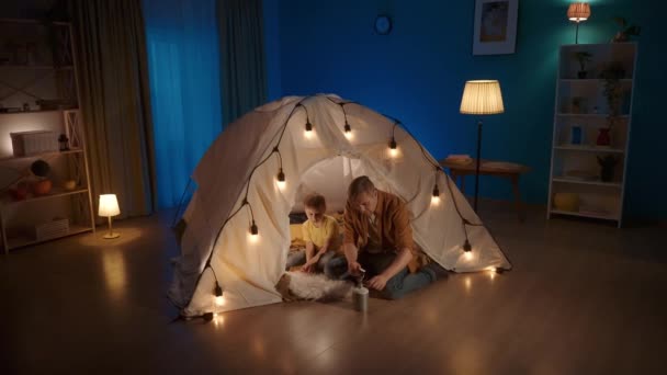 Dad Son Tent Living Room Man Shows Little Boy Principle — Stock Video