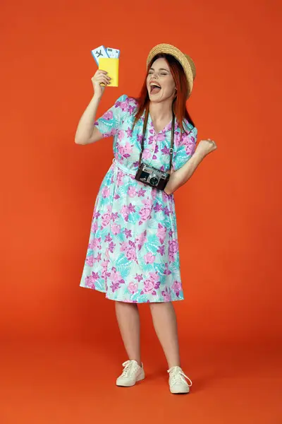 Travelling Vacation Advertisement Concept Studio Shot Female Model Woman Holding — Stock Photo, Image