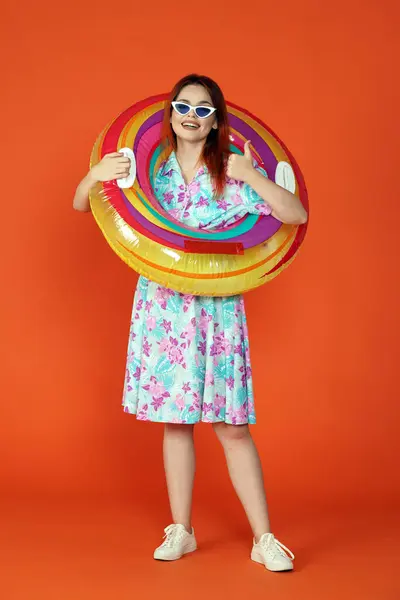 Concepto Publicidad Para Viajes Vacaciones Estudio Modelo Femenina Mujer Gafas —  Fotos de Stock