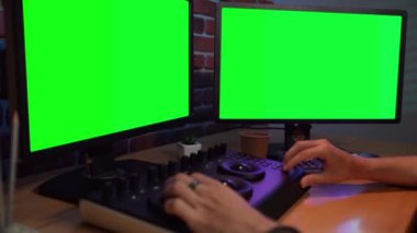 Video ve fotoğraf düzenleme yaratıcı konsepti. Freelancer evden ajansla çalışıyor. Karıştırıcı düzenleyici video renk ayarları ve krom anahtar monitörleri kullanarak çalışan erkeklerin yakın plan görüntüsü..
