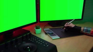 Video ve fotoğraf düzenleme yaratıcı konsepti. Freelancer evden ajansla çalışıyor. Masada çalışan kadınların resimlerini yakından çek. Grafik tablet ve stil kullan. Fotoğraf düzenle..