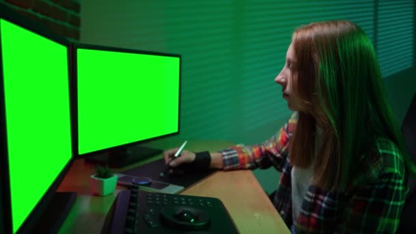 ビデオと写真編集クリエイティブコンセプト 自宅から代理店で働くフリーランサー クロマキーを見ているコンピュータの若い女の子の肖像画は特別な装置のミキサーを使用してビデオを編集することを監視します — ストック動画