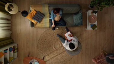 Yukarıdan çekimde, hamile bir kadın kanepede oturuyor. Beyaz önlüklü bir doktor karşıda oturur ve bir anket yapar. Kadın sağlığından şikayet ediyor, adam muayene ediyor. Ambulans!.