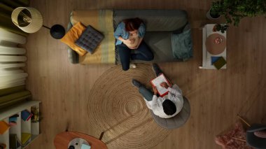 Yukarıdan çekimde, hamile bir kadın kanepede oturuyor. Beyaz önlüklü bir doktor karşıda oturur ve bir anket yapar. Kadın sağlığından şikayet ediyor, adam muayene ediyor. Ambulans!.