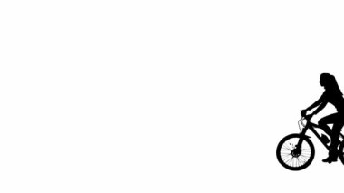 Spor aktivitesi ve boş zaman siluetleri yaratıcı konsept. Bisikletli bir kızın portresi. Günlük kıyafetlerle bisiklet süren siyah bir kız silueti. Alfa kanalı ile beyaz arkaplanda izole edildi.