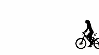 Spor aktivitesi ve boş zaman siluetleri yaratıcı konsept. Bisikletli bir kızın portresi. Ayakta duran ve bisiklete binen siyah bir kız silueti. Alfa kanalı ile beyaz arkaplanda izole edildi.