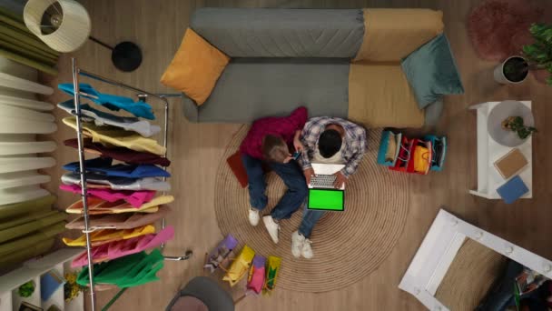 크리에이 노트북 크로마 온라인 물건을 모크업 거실에서 바닥에 커플의 — 비디오