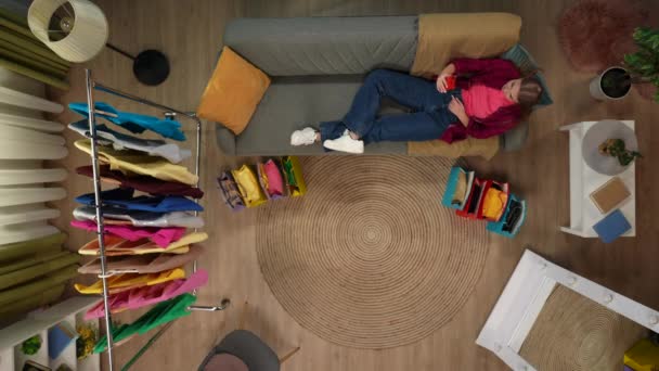 크리에이 거실의 스마트 통화에 친구와 이야기 소파에 바닥에 다채로운 — 비디오