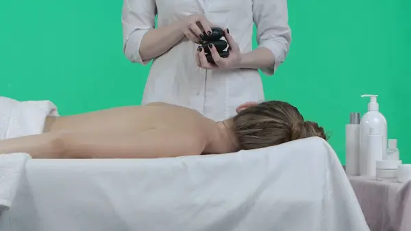 Lichaamswelzijn Creatief Concept Schoonheidssalon Vrouwelijke Liggend Massagetafel Masseur Staand Met — Stockfoto