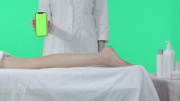 Conceito Publicidade Tônus Corporal Close Pernas Mulher Deitado Sobre Mesa — Vídeo de Stock
