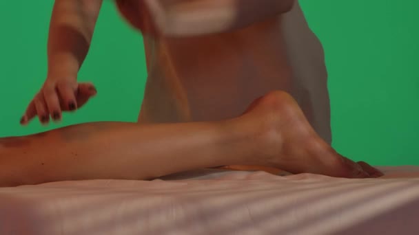 Kroppsbehandling Kreativt Koncept Skönhetssalong Kvinna Massagebord Chroma Nyckel Grön Skärm — Stockvideo