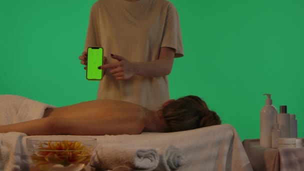 Reclame Voor Lichaamsbehandeling Spa Salon Vrouw Massagetafel Professionele Therapeut Staande — Stockvideo
