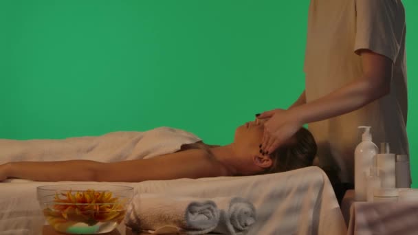 Vücut Tedavisi Yaratıcı Konsept Spa Salonu Masaj Masasında Bir Kadın — Stok video
