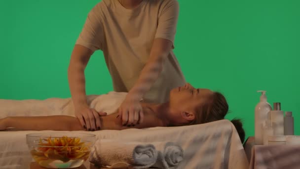 Körperbehandlung Kreatives Konzept Wellness Salon Frau Auf Massagetisch Grüner Hintergrund — Stockvideo