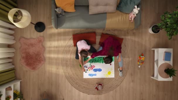 Yukarıdan Çekilen Resimde Bir Kadın Bir Çocuk Birlikte Kağıda Çiziyorlar — Stok video