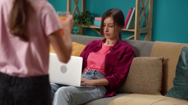 Zbliżeniu Kobieta Siedzi Kanapie Pisze Coś Laptopie Pracuje Wtedy Jej — Wideo stockowe