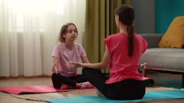 Görüntülerde Bir Kadın Bir Çocuk Fitness Paspasının Üzerinde Oturuyorlar Yoga — Stok video