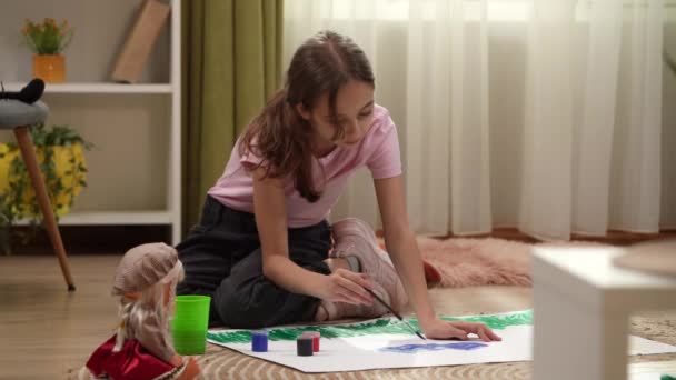 Frame Little Girl Sitting Floor She Holding Brush Drawing Something — Stock Video
