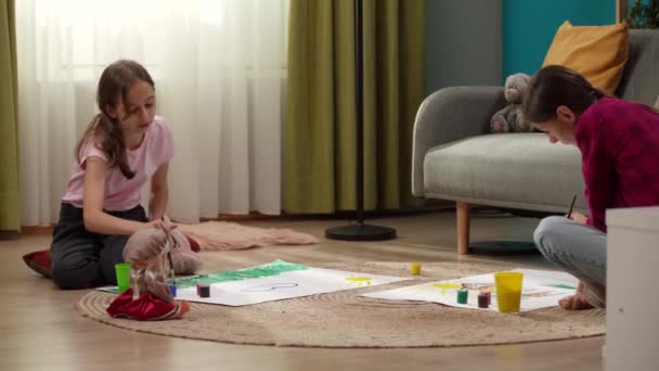 Ujęciu Zbliżeniowym Kobieta Dziecko Siedzą Podłodze Pokoju Rysują Papierze Farbami — Wideo stockowe