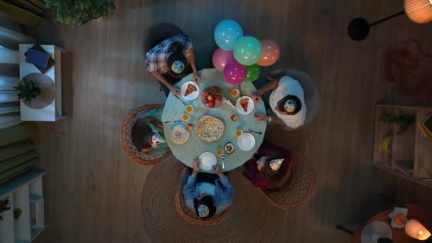 Kreatywna Koncepcja Rodziny Rodzicielstwa Scena Salonie Widok Góry Tabeli Jedzeniem — Wideo stockowe
