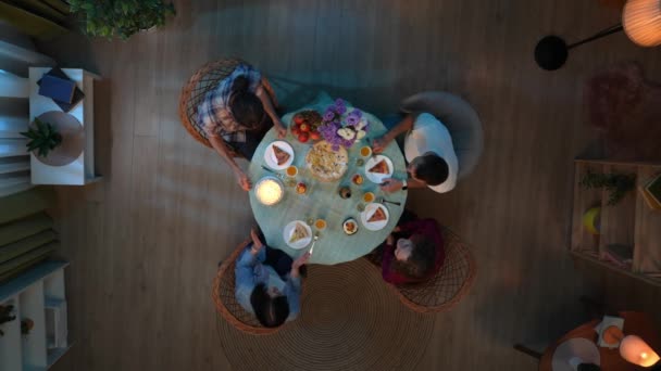 家庭和婚姻创造概念 客厅里的场景 餐桌上摆满了宴会食物 丈夫和亲密的朋友 妻子和朋友一起唱着歌庆祝生日 吹灭蜡烛 — 图库视频影像