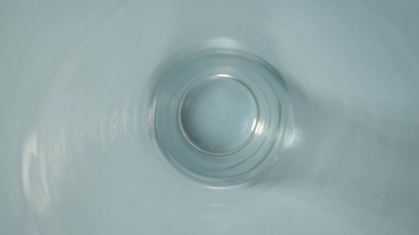 Quadro Vidro Transparente Uma Mesa Branca Câmera Gradualmente Aproximou Mergulhou — Vídeo de Stock