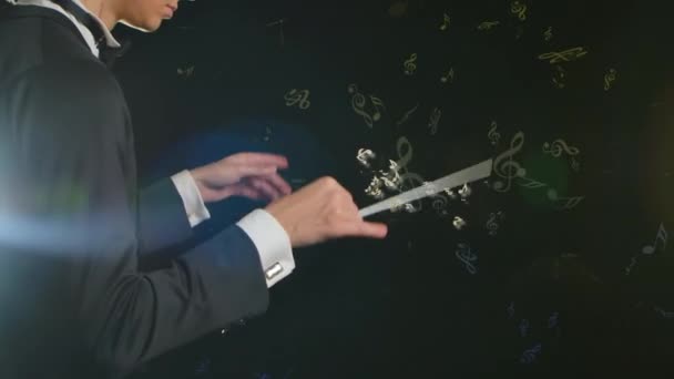 Nära Håll Står Man Smoking Mot Svart Bakgrund Han Dirigent — Stockvideo