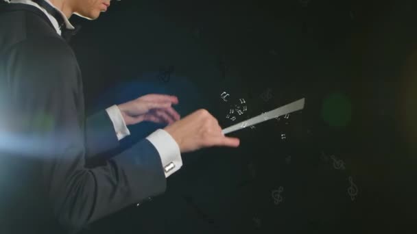 Záběru Zblízka Stojí Muž Smokingu Černém Pozadí Dirigent Diriguje Obuškem — Stock video