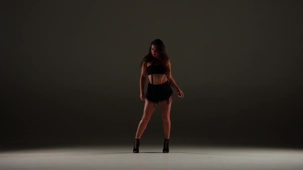 Aantrekkelijke Vrouw Dansende Hakken Dansen Een Studio Vlakke Schaduwrijke Achtergrond — Stockvideo