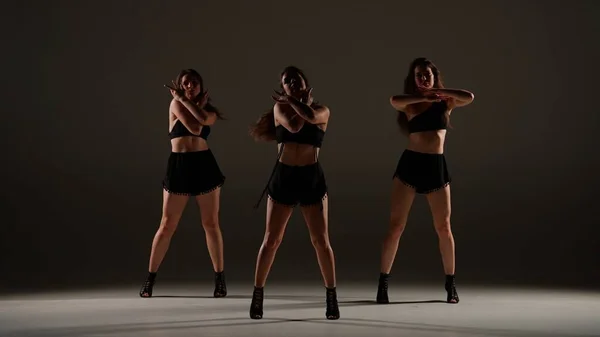 Группа Женщин Танцует Каблуках Студии Простой Теневой Фон Прожектор Black — стоковое фото
