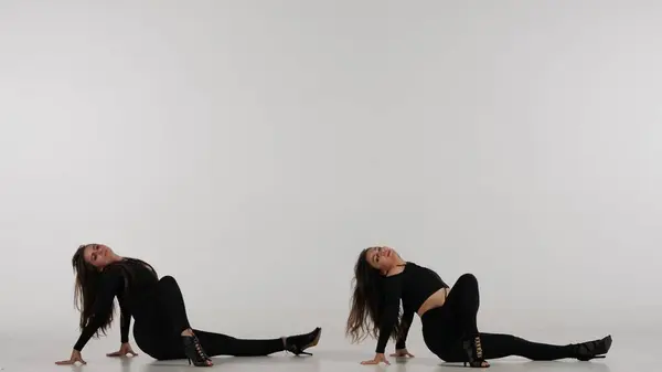 Dvě Ženy Tančí Podpatky Studiu Prosté Bílé Izolované Pozadí Černý — Stock fotografie