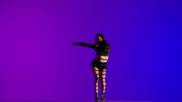 Mulher Atraente Dançando Saltos Dança Estúdio Fundo Gradiente Néon Azul — Vídeo de Stock
