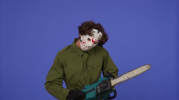 Mann Weißer Maske Mit Kettensäge Der Hand Auf Blauem Hintergrund — Stockvideo