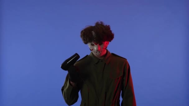 Mann Weißer Maske Föhn Auf Blauem Hintergrund Mit Rotem Neonlicht — Stockvideo