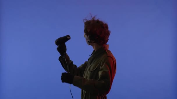 빛으로 파란색 배경에 드라이어와 마스크 머리에 금요일 13에서 매니악 제이슨의 — 비디오