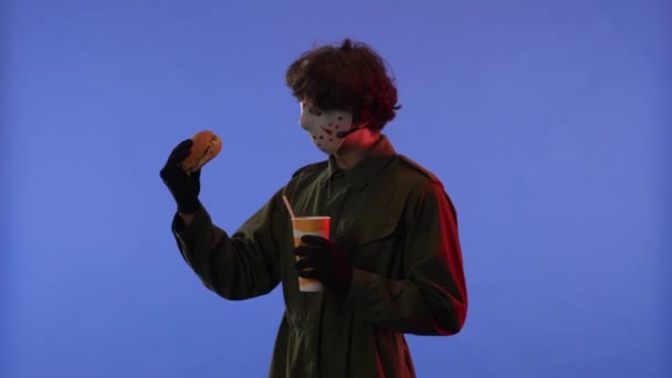 Mann Weißer Maske Mit Cola Und Burger Der Hand Vor — Stockvideo