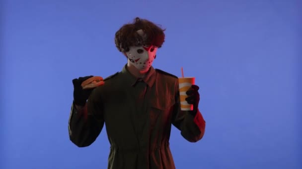 Muž Bílé Masce Koksem Hamburgerem Ruce Modrém Pozadí Červeným Neonovým — Stock video