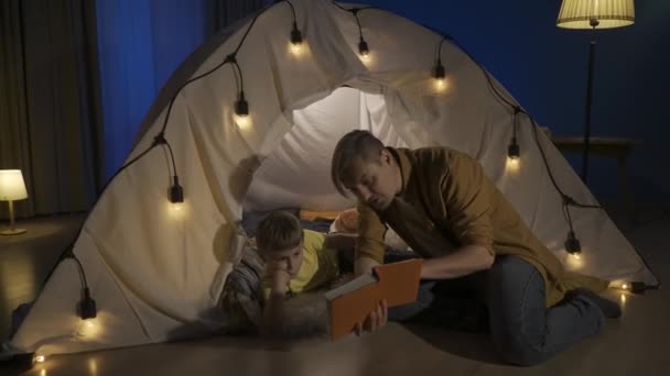 Aile Zamanı Konsepti Bir Baba Oğluna Kitap Okuyor Sayfalarda Bir — Stok video