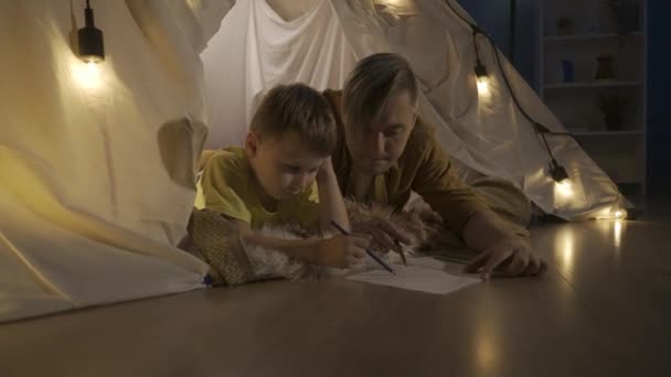 Тато Син Малюють Разом Кольоровими Олівцями Блокноті Чоловік Допомагає Дитині — стокове відео