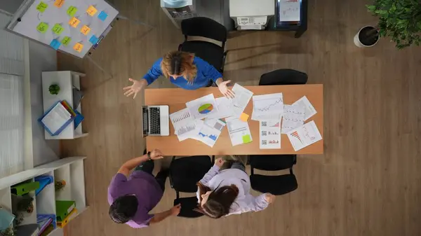 办公室团队合作过程创新概念 办公室董事会的高层是一群年轻男女员工 他们站在写字台旁边 满桌文件 讨论着一些生动的话题 — 图库照片