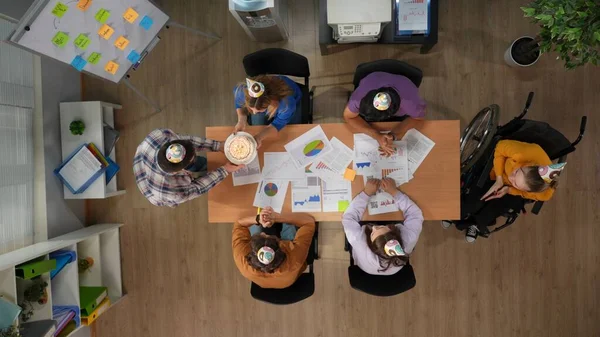 办公室团队合作过程创新概念 与年轻男女员工一起参观办公室董事会的最高视图 同事们庆祝女性成员的生日 拿着蛋糕和欢呼 — 图库照片