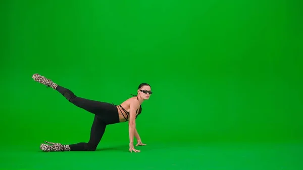 Moderní Taneční Styl Kreativní Reklamní Koncept Žena Tanečnice Stojící Podlaze — Stock fotografie