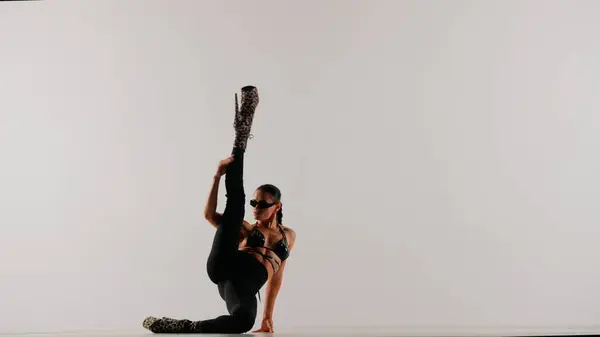Moderní Taneční Styl Kreativní Reklamní Koncept Portrét Tanečnice Atraktivní Tanečnice — Stock fotografie