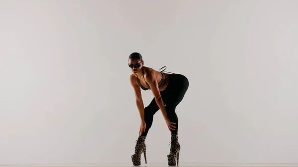 Modern Dans Stili Yaratıcı Reklam Konsepti Kadın Dansçı Portresi Deri — Stok fotoğraf